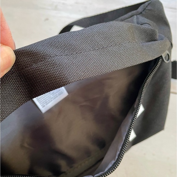 Levi’s logo sling crossbody bag - Picture 7 of 10